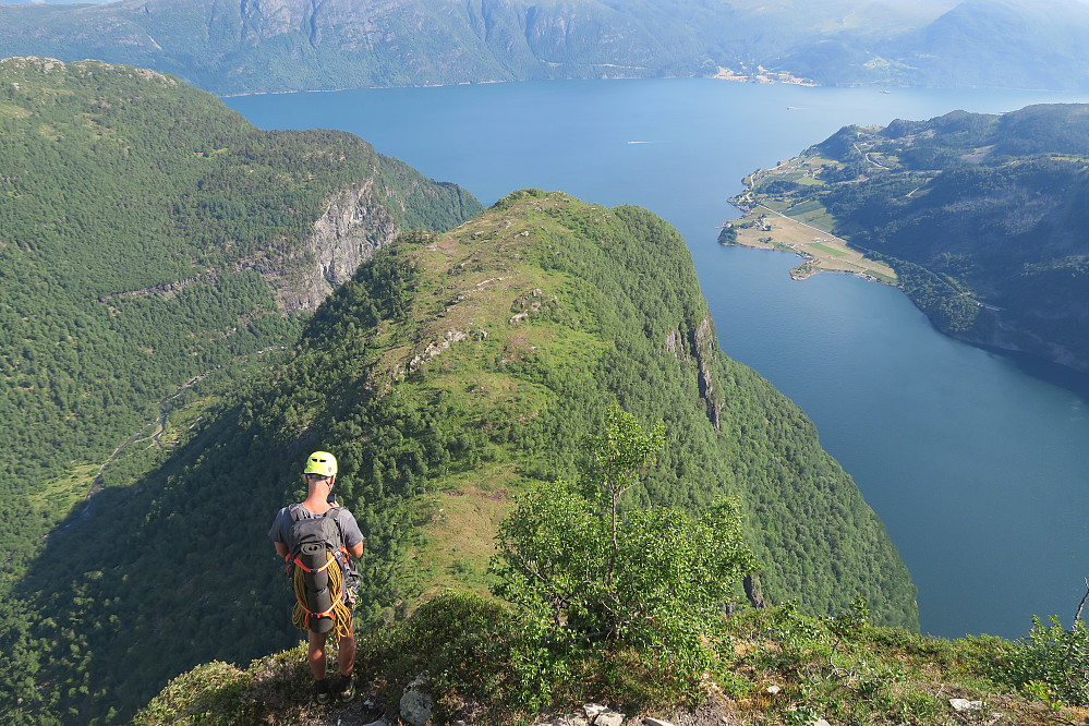 Hit men ikkje lenger. Herfrå må ein enten snu og finne vegen ned mot Skjerdalen eller finne fram tauet og jobbe seg nedover med rappellar og klyving.  