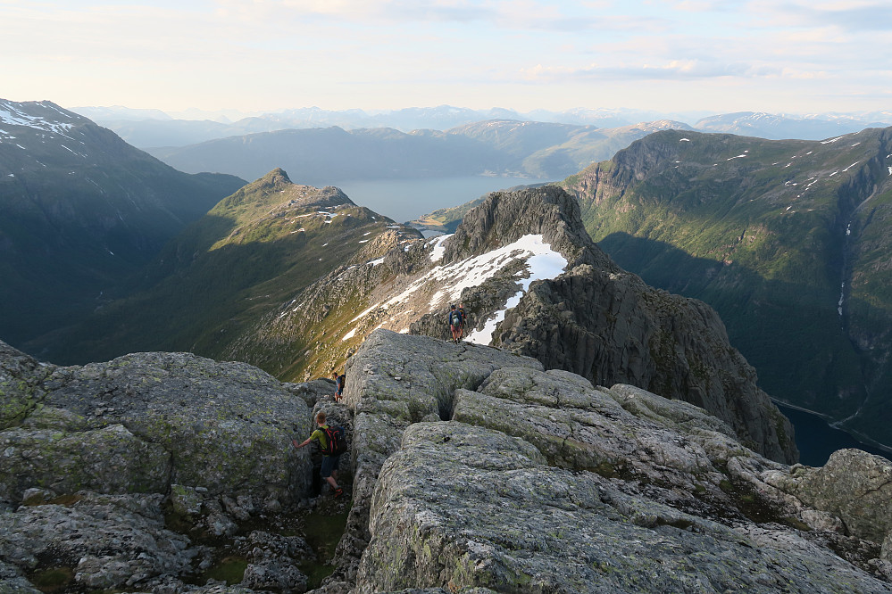 Hyefjordeggen (eller skal vi seie Skjerdalseggen?) sett frå Eggene NØ1 mot Eggene NØ1, Akslefjellet og Brokeskarnibba. Nordfjorden i bakgrunnen.