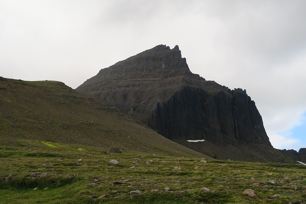 Dyrfjallstindur. Here we left the trail along Grótlja river and headed towards the western ridge of Dyrfjallstindur.