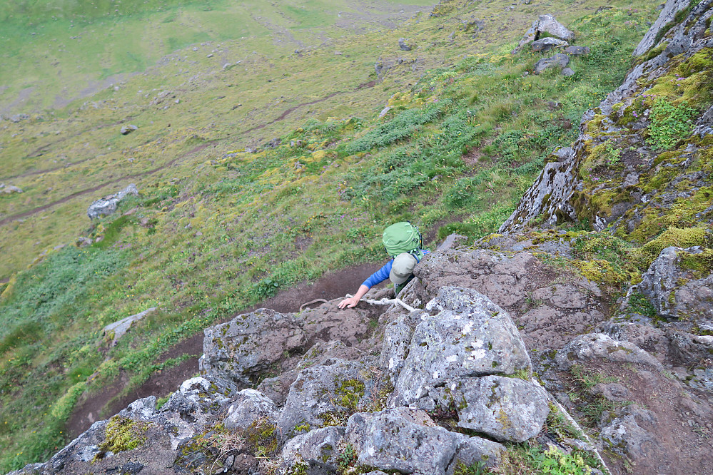 First scrambling location (at approx. 400 m a.s.l.) where rope were hung out (at the western side of the ridge) 