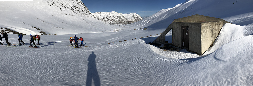 Start ved Fjardarbotn ved Siglufjørdur. Her passerer vi byens varmtvannstank (fra varm kilde naturligvis).