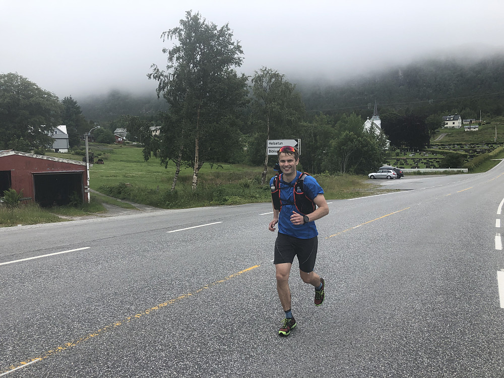 På Gullstein hadde vi satt igjen en bil med vann. sportsdrikk, cola og diverse energibarer. Herfra kunne vi løpe over brua til Stabblandet og videre inn til Soleim og oppstigninga til Stabben.