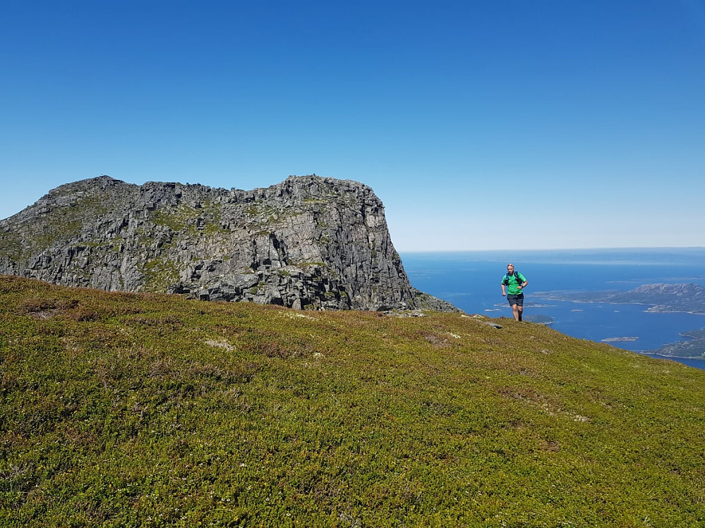 Lett småjogg bort til Søre Stabben etter å ha unnagjort klyvepartiet sør for Stabben (foto: Knut Inge Orset)