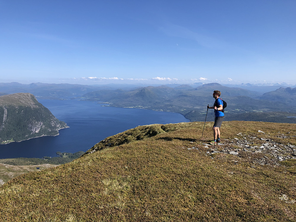 Utsikt fra Slettbakktinden, med utsikt mot Vinjefjorden (bakgrunnen), Ertvågsøya (t.v.) og Valsøyfjorden (t.h.). 