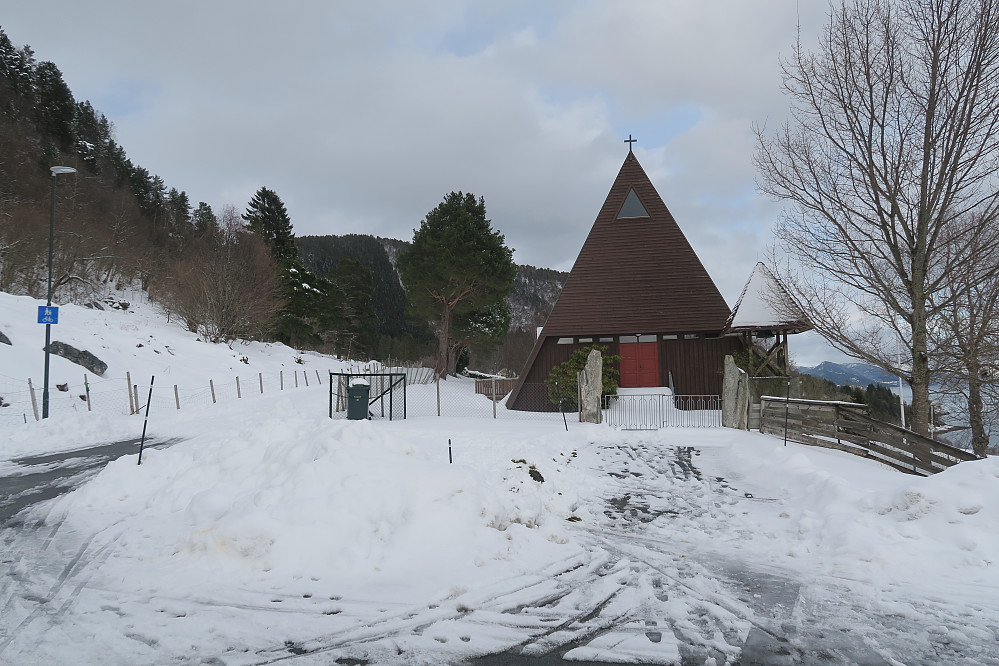 Parkering ved kapellet i Nord-Heggdal