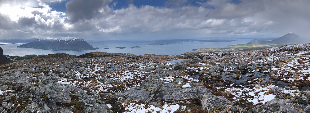 Eiskremheia utsiktsvarde, med utsyn mot Otrøya, Julsundet, Kjerringsundet og Gossen