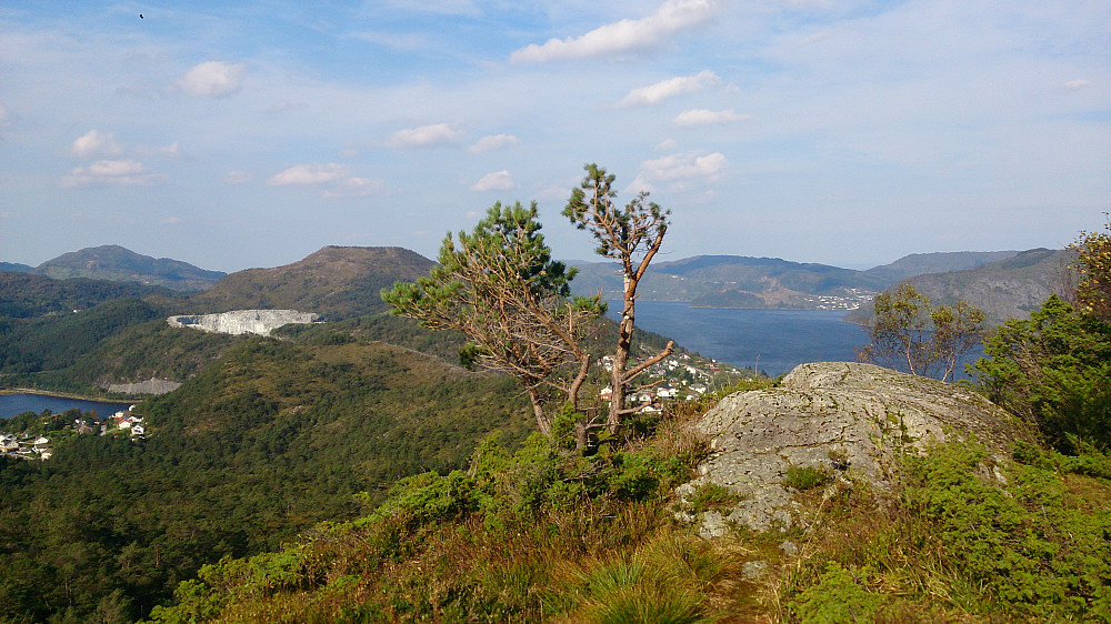 The summit of Sjurstonipa with Veten and Hetlebakksåta in the background (to the left)