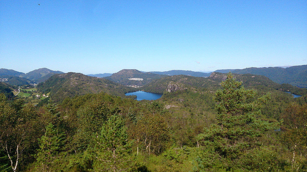 View from Stikka towards Spåkevatnet with Hetlebakksåta in the background