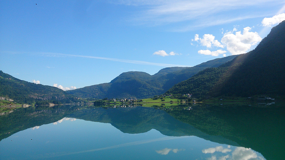 Barsnesfjorden at the start of the day