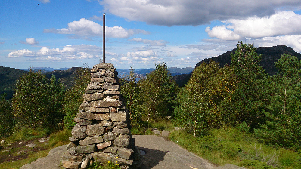 The cairn at the summit of Gullsteinen with Løvstakken to the right