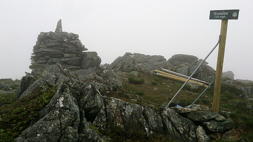 The cairn at Rindafjellet, south of the summit