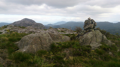 The cairn at Øyjordsfjellet with Gaustadfjellet in the background