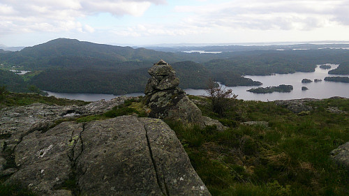 The cairn at Øyjordsfjellet with Brakstadfjellet in the background