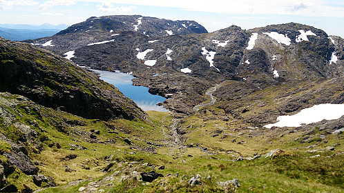 Trail from Gullfjelltoppen to Gullfjellet (right). Søre Gullfjelltoppen to the left.
