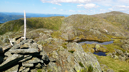 The cairn at Gullfjellet. Gullfjelltoppen in the background.