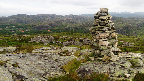 Cairn at Sauafjellet. Background: Knappskogfjellet (left) and Pyttane/Liatårnet (right).