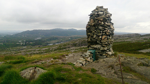 The cairn at Knappskogfjellet. Pyttane and Liatårnet in the background.