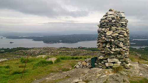 The cairn at Knappskogfjellet. View east.