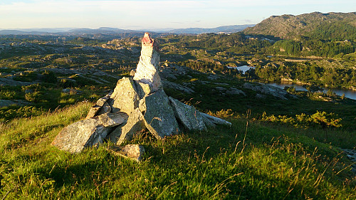 The summit of Gardafjellet with Bildøyfjellet in the background to the right