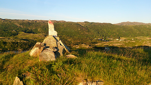 The summit of Gardafjellet with Pyttane in the backround to right