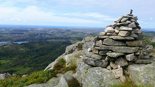 West from the large cairn at Høgafjellet