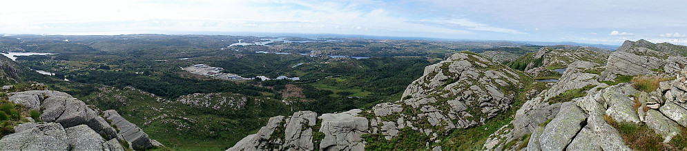 West from the large cairn at Høgafjellet. Liatårnet to the right.