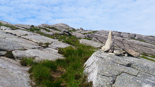 Cairns showing the way down from Høgafjellet