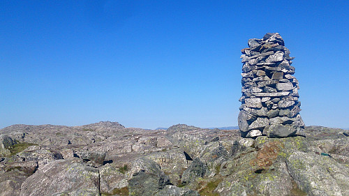 The cairn at Sydpolen with Søre Gullfjelltoppen in the background to the left
