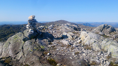 The cairn at Søre Gullfjelltoppen with Gullfjelltoppen in the background
