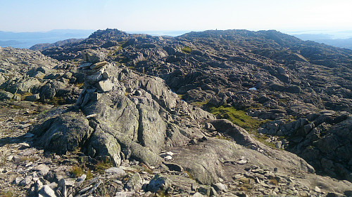 The cairn at Søre Gullfjelltoppen with the larger cairn at Sydpolen in the far background