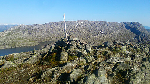 The cairn at Gullfjellet with Søre Gullfjelltoppen and Sydpolen in the background