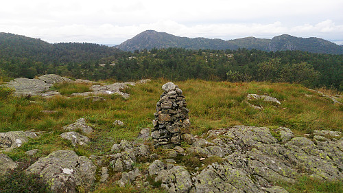 Cairn next to the trig marker north of Damsgårdsfjellet. Lyderhorn in the background.