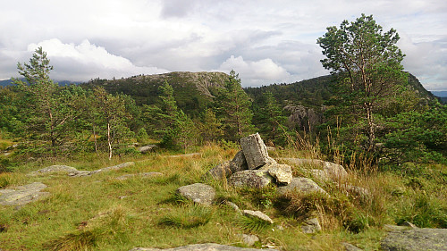 Cairn north of Holafjellet where the trail turns north