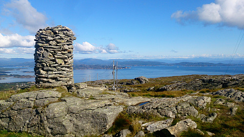 The cairn at Førdesveten with Folgefonna in the background