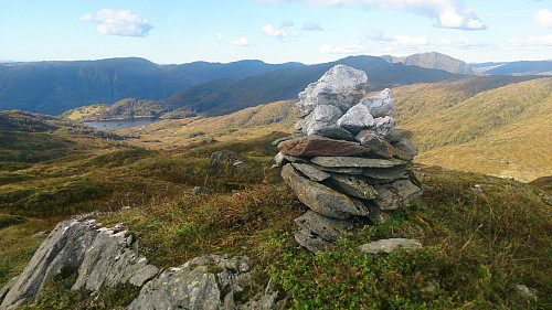 The cairn at Raudfjell with Hananipa in the background