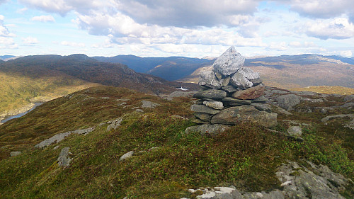 The cairn at Raudfjell with Raudnipa in the background left
