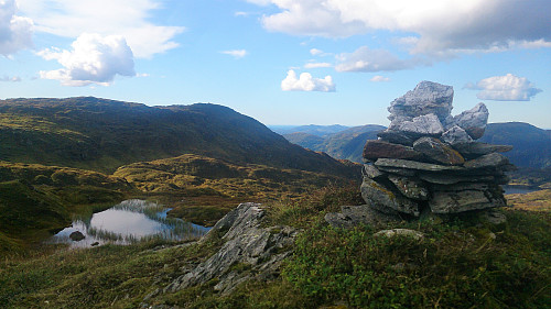 The cairn at Raudfjell with Krånipa in the background