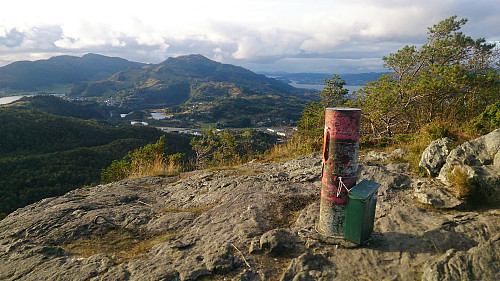 The trig marker at Hetlebakksåta. Veten and Høgstefjell in the background.