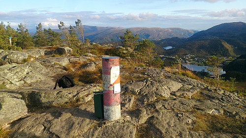 The trig marker at Hetlebakksåta. Gullfjellet etc in the background.