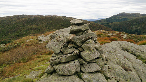 The cairn at Nordgardsfjellet. Tellevikafjellet (left) and Veten (right) in the background.