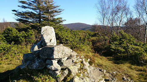 The cairn at Kvamsfjellet with Gladihaug in the background