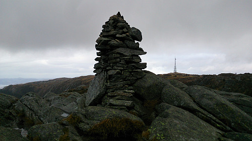 The cairn at Blåmanen Vest with Rundemanen in the background