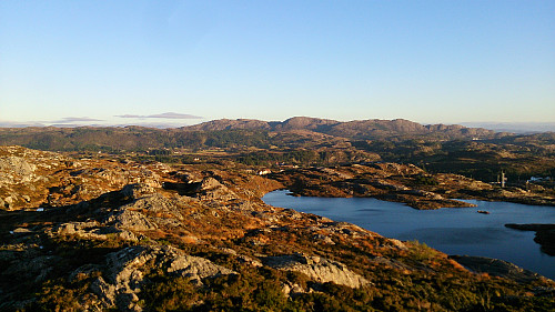 View towards Liatårnet from the western summit