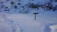 Left: Trail to Førdesveten