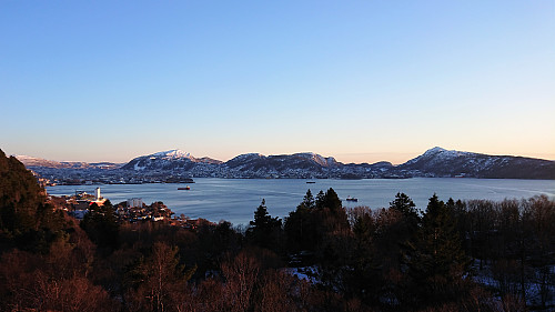 View from above Hellen festing towards Løvstakken, Damsgårdsfjellet and Lyderhorn