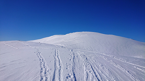 Kambafjellet to the left. Ski trail towards Blåfjellet in the background.