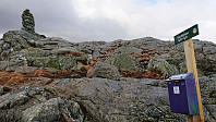 Cairn and sign at Rødsfjellet