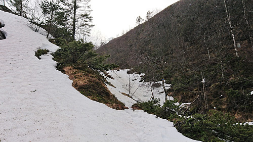 Snow-covered trail towards Møsnuken