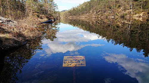 Underwater sign at the lower old dam at Krokvatnet