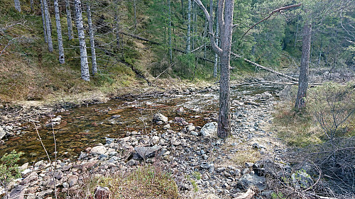 Easy to cross the river below the lower old dam of Krokvatnet